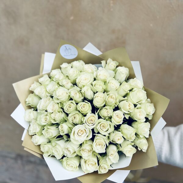 Baltu rožu pušķis