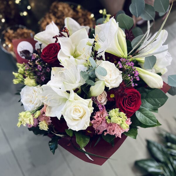 Ziedu pušķis ar amariļļiem