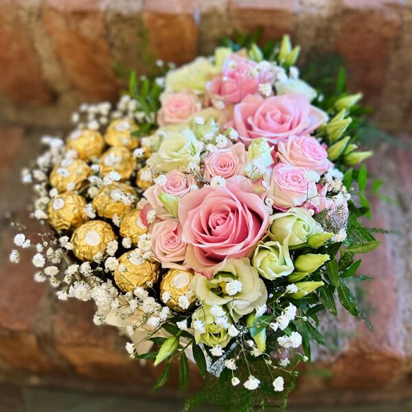 Ziedu kaste ar saldumiem