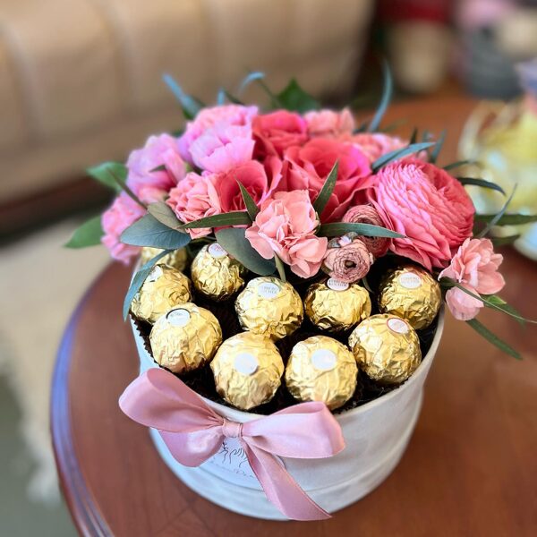 Ziedu kaste ar saldumiem