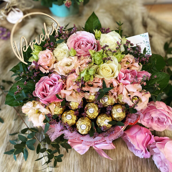 Ziedu kaste ar saldumiem