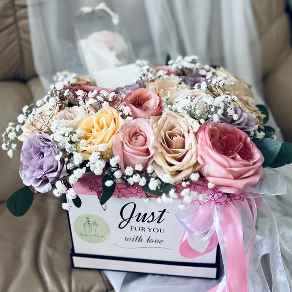 Rožu kastes ar dāvanu