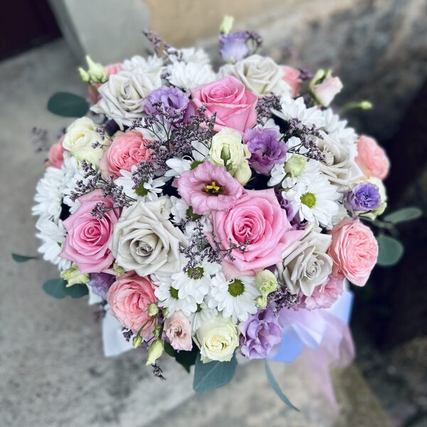 Dažādu ziedu kaste