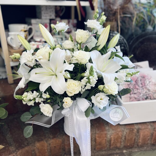 Lilijas un rozes kastē