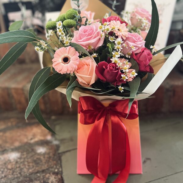 Ziedi dāvanu maisiņā