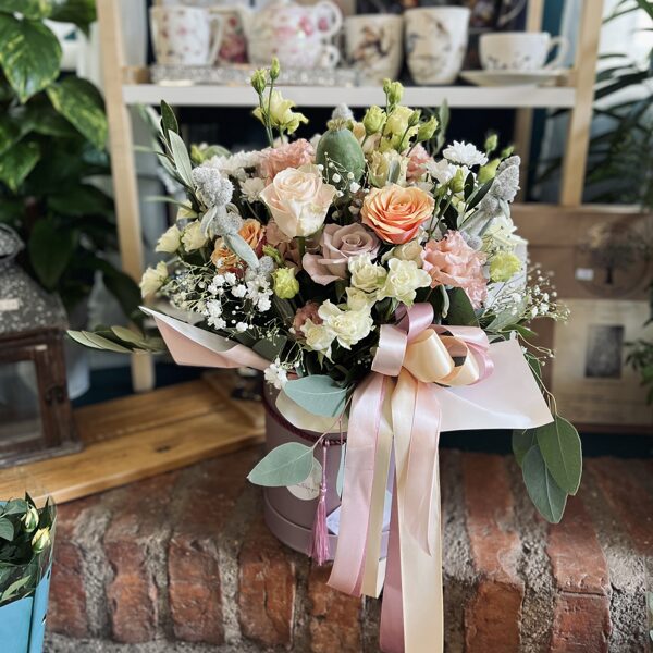 Dažādu ziedu kaste