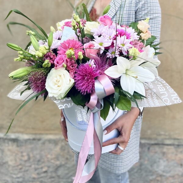 Dažādu ziedu kaste