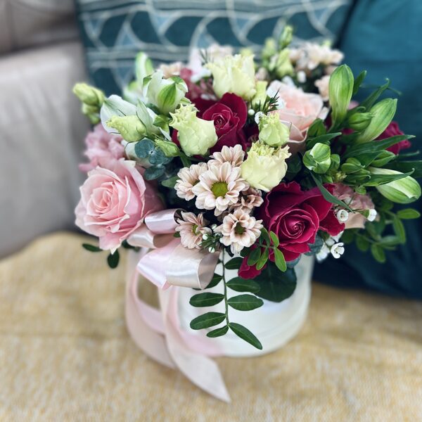 Dažādi ziedi kastē