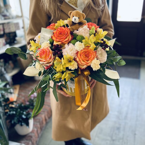 Ziedu kaste ar lācīti