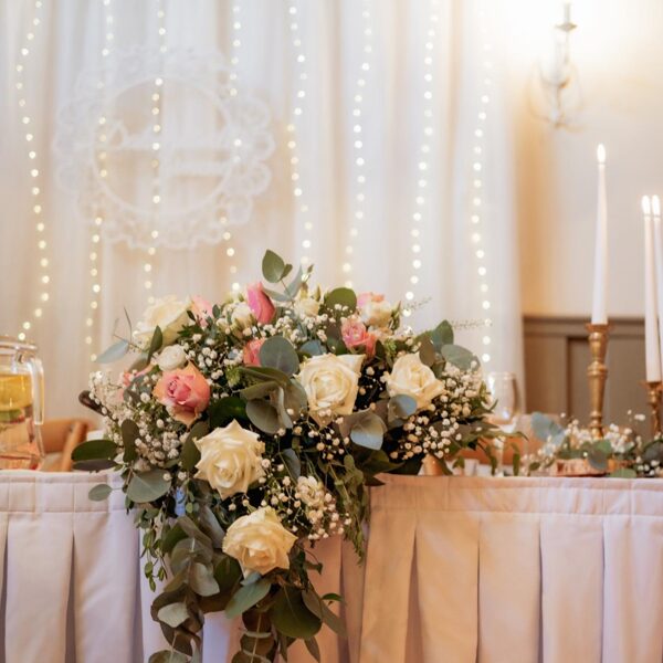 Jaunlaulātā galda dekors