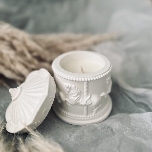 Svece keramikas tarukā