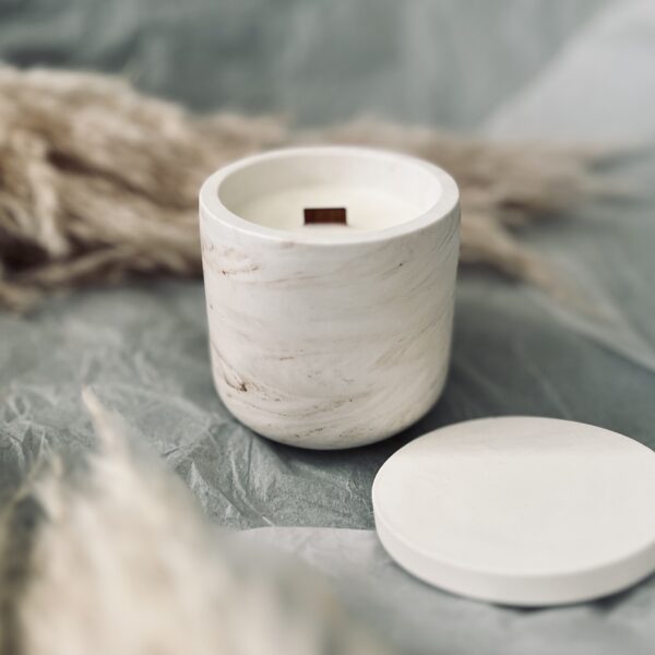 Svece keramikas traukā