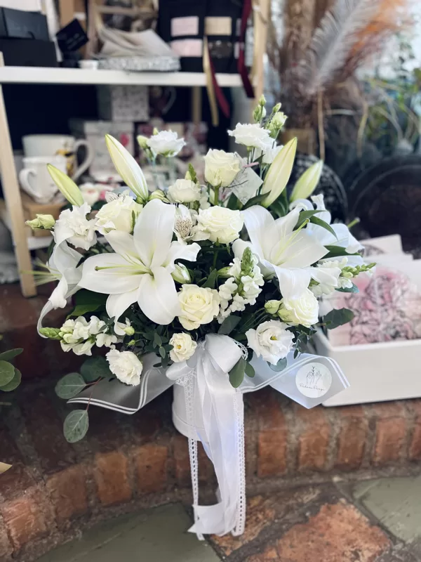Lilijas un rozes kastē